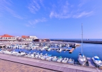 3/2 青い空と海...と、マリーナに停泊する船・・・そして、南欧風の建物が並ぶ風景...を・・・!!!