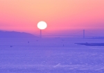 10/3 17:40…丸い太陽が明石海峡大橋の支柱に突き刺さるように沈んでいきます・・・!!!