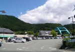 道の駅と駐車場、撮影場所の後方にも駐車場がある。