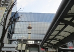 ガラスごしの京都タワー