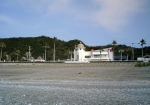海岸から道の駅を撮影