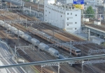 JR関西線普通電車と貨物列車の並走。望遠で撮影。