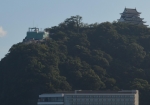 高台にたつ熱海城
