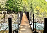 吊り橋を渡り滝の手前に行けます