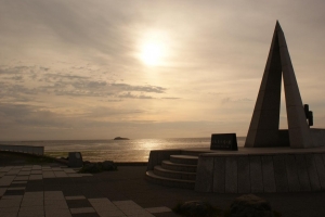 夕暮れの「宗谷岬」と「最北端の地」の碑
