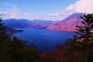 半月山展望台からの、真っ青な湖水の中禅寺湖と男体山。湖水の青さに惹かれます