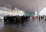 すごい行列は当日券販売の列。右側は金沢市民専用窓口。