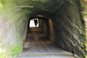 入口の洞窟はどうも鎌倉時代のものではないらしい