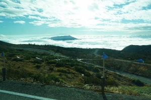 バスの車窓より。初めて見た雲海。山が海に浮かぶ島のように見えます。