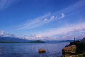 真っ青な屈斜路湖と青空にすじ雲