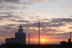 納沙布岬灯台と初日の出