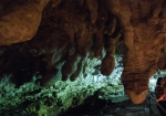 洞窟の中には立派な鍾乳石が