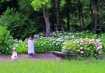 6/13 花園を楽しむ可愛い女の子...と、若いお母さんの姿を‘パチリ’...と、撮らせて頂きました・・・!!!