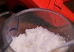 自家製手作り海水塩。少し赤みがあり、コクのある塩を試食出来ました（笠井邸内）