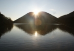くちびる山と、湖面に写る二つの日の出
