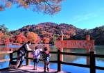 11/22 展望テラスに新たに加わった『Be Rokko』のイメージ看板と、その上に止まる≪ミミズク»のオブジェと、秋を楽しむ親子の姿を・・・!!!