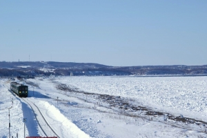 流氷のオホーツク海を望みならが走るオホーツク流氷ノロッコ号（展望台から撮影）