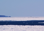 断崖の能取岬と航行中の流氷砕氷船オーロラ号（展望台から撮影）