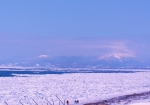 遠く知床の山々と流氷のオホーツク海を歩く（展望台より撮影）