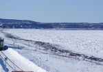流氷のオホーツク海を望みならが走る列車（展望台から撮影）