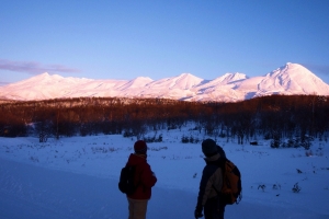 知床連山に夕陽が当り桃色に染まって行く絶景（一番右側が羅臼岳・１月）