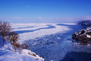 流氷のオホーツク海の大絶景（この断崖の下からワタリガラスが鳴いて飛んできました）