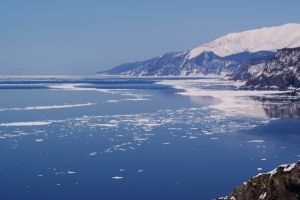 知床岬と知床岳付近の流氷模様（望遠撮影）