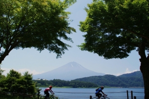 河口湖と富士山を望みながらのサイクリングも最高です・・・。