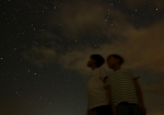 満天の星空を見る子供達