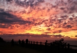 まもなく日が昇ります。千切れ雲がイイカンジで朝焼けに染まりました