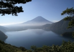 1000円札に描かれている本栖湖と富士山。富士に雪は無く、また木々を入れて撮りましたが、この景色がお札になってるなんて・・・。
