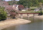 池を渡る鉄道橋