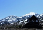 十勝岳望岳台石碑から望む、美瑛富士（左側）と美瑛岳（右側）