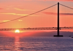 2020/1/1 (7:12am) 勢いよく昇る新年の太陽が≪明石海峡大橋≫の橋桁に架かり始めてきました・・・!!!