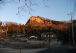 朝日を浴びる岩船山。神々しい。赤く映えている。