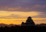 朝日に染まる姫路城です。