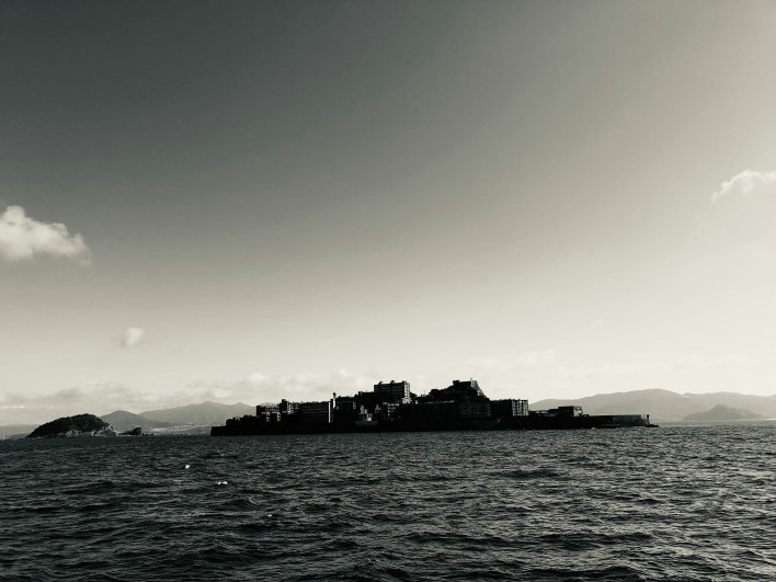白黒で撮影した軍艦島