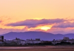 1/1 7:15am...生駒山頂を覆う灰色の雲の端が黄金色に輝き始めました・・・!!!
