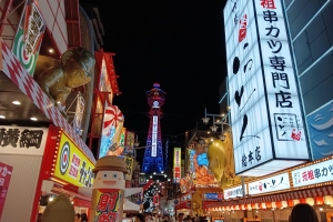 通天閣はいつもきれいだ