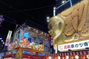 久々に来たら立体的な看板が増えててねぶた祭りみたいになってた。