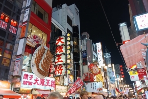 なんでもデカい看板にしておけばいいと思ってるようだ。餃子もある