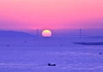 10/3 17:43…丸い太陽が、海面に沈みゆく“ショータイム”の終演を撮りました・・・!!!