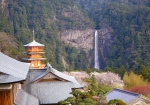 春の熊野那智大社と那智の滝