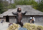 アイヌの家。大きな熊の像があります。