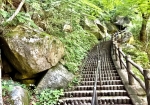 この階段を昇玉堂から降りてくると仙娥滝です