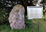 サツマイモ栽培の碑。芋に似せた石像。