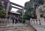 小雨が降っても大人気の東京大神宮。