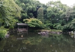 神社の拝殿の奥に日本庭園がある。