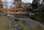 日本庭園を歩き回る