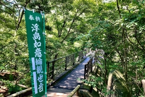 この先に観音堂があります